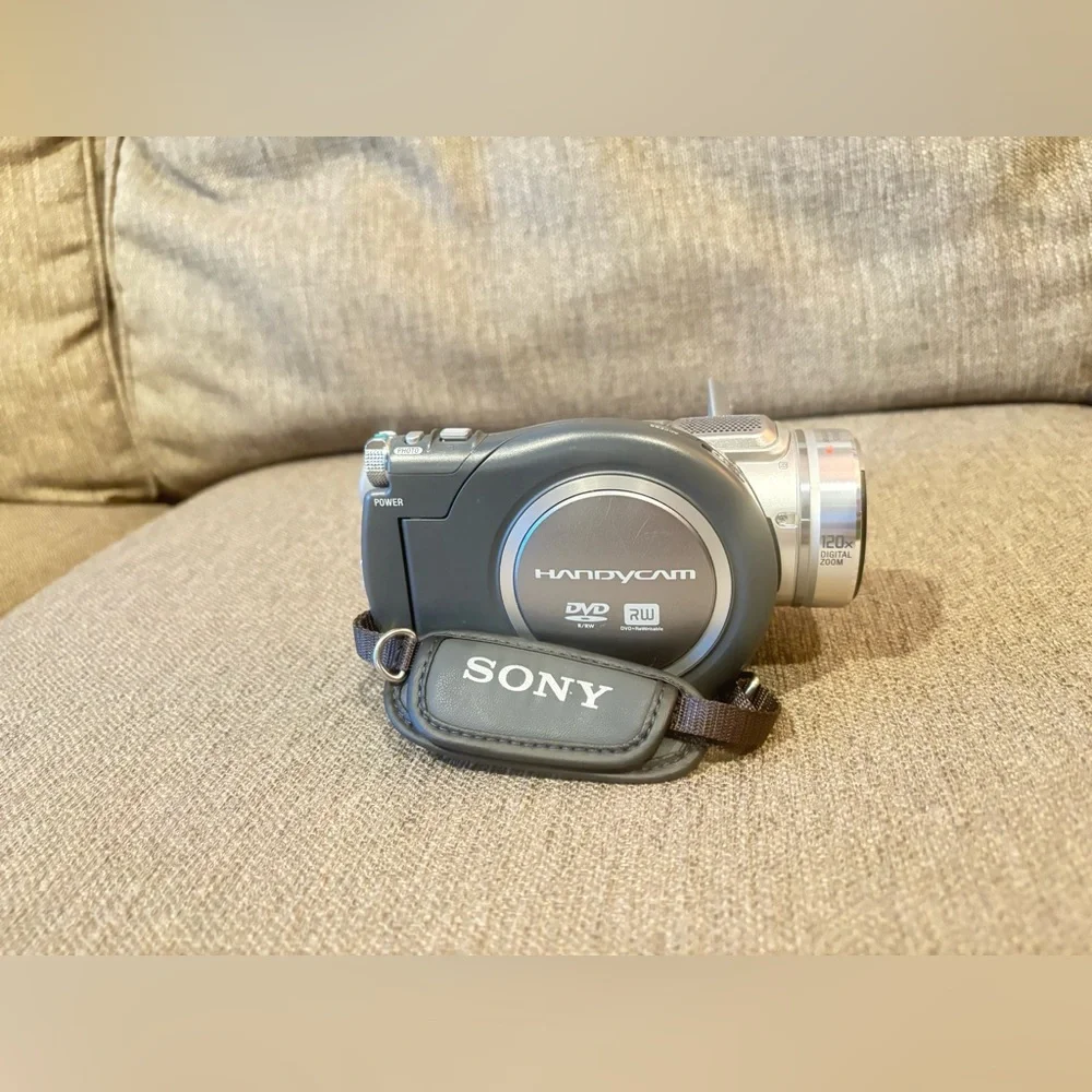 NEW: Sony Handycam Camcorder DCR- DVD505 w/ Carry Case, Battery, Charging Cable